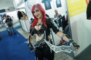 A cosplay da Katarina faz a festa dos fãs no evento.