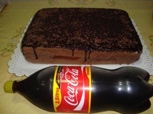 Como_fazer_Bolo_de_coca_cola_com_chocolate_topo