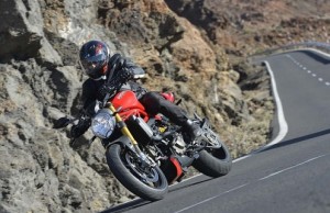 Fotos_Ducati_Monster_1200_2015_topo