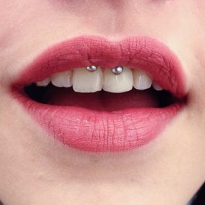 Fotos de piercing feminino no dente 4