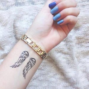 Modelos de Tatuagem Feminina no pulso 14