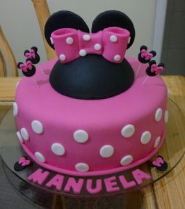 bolo decorado da minnie rosa para aniversário