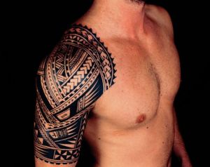 tatuagem maori braço