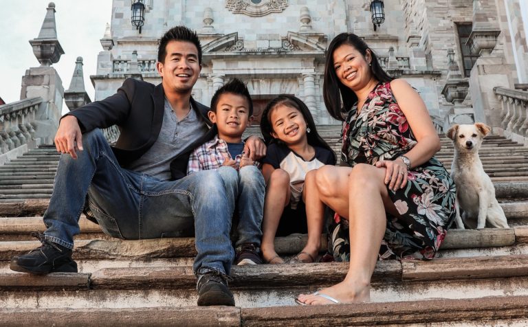 Cachorrinho de rua sai sorrindo em fotos de uma família no México