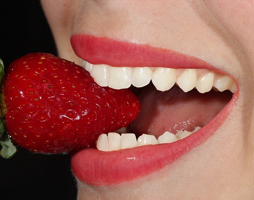7 Alimentos para Ajudar Clarear os Dentes