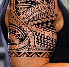 tatuagem maori braço masculino