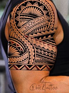 tatuagem maori braço masculino